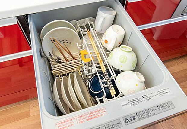 【食器洗い乾燥機】人気の食洗機を標準採用!ご家族5人分の食器が自動で洗えて大変便利です。家事の時間短縮・節水にもつながりますので、家族のだんらん時間や自由な時間を作りやすくなります。(画像はイメージです)