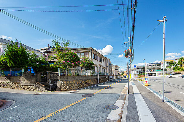 【前面道路】
前面道路は７ｍ以上。車の出し入れもスムーズで快適なカーライフを楽しめます。コンビニまで徒歩１分♪急な買い出しにも安心ですね。