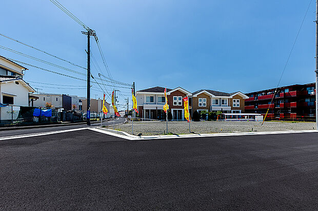 【現地写真】
前面道路は約6.0mとゆとりがあり、車同士のすれ違いもスムーズで快適です。小学校まで徒歩約4分なので、お子様を安心してお見送りできますね。