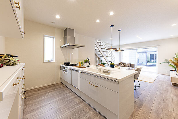 【当社施工例／LDK】
リビングの大きな窓から差し込む柔らかな光が、室内を明るく包み込む邸宅です。毎日の暮らしを優しく支えてくれる、心地よい住空間が広がります。