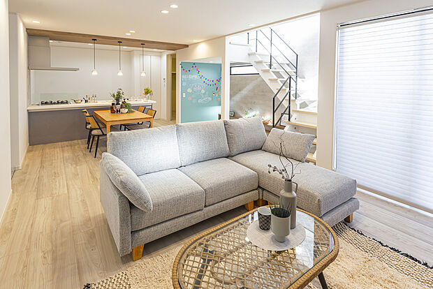 【【当社施工例/LDK】】隣接した吹抜のおかげで、より明るくて広い空間を演出してくれます。LDKは広々して家族皆が集まりやすく、コミュニケーションが取りやすいです。