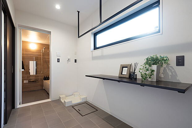 【【当社施工例/浴室・ランドリールーム】】ランドリールームでは、洗濯作業をスムーズに行うことができます。物干し竿を設けているため室内干しが可能で、雨の日でも安心して洗濯ができます。