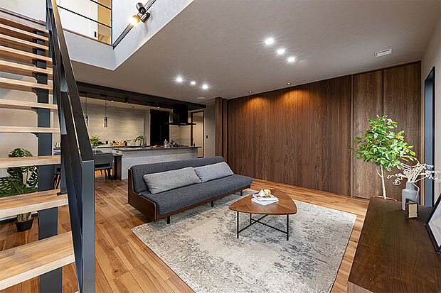 【【当社施工例/LDK】】温もりと重厚感が調和した、上質なリビング空間。「木の温もり」と「モダンデザイン」を融合させた、スタイリッシュで居心地の良い住まいです。