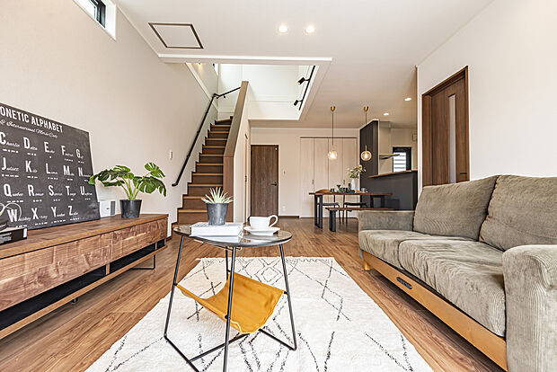 【【当社施工例/LDK】】LDKは広々約20帖!3面採光+吹抜けより陽光が注ぐ、明るい空間です。ご家族同士のコミュニケーションが取りやすい、リビング階段を採用したプランです。