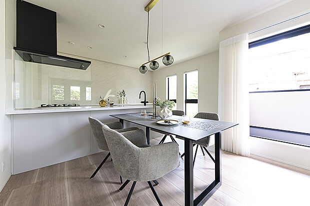 【【当社施工例/DK】】暖かな陽光に包まれたダイニングスペースでは、ゆったりと食事を楽しむ事が出来ます。