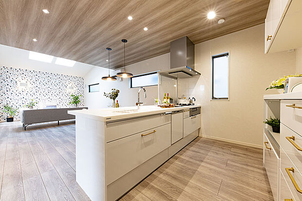 【【当社施工例/キッチン】】白を基調としたアイランドキッチンが映えるLDK。木目天井とやさしい光に包まれ、家族が自然と集まる心地よい空間です。