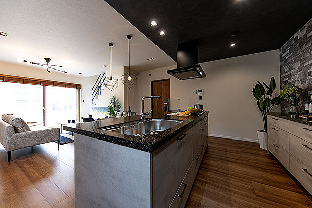 【【当社施工例/キッチン】】重厚感のあるアイランドキッチンが主役のリビング。回遊動線で家事がしやすく、デザイン性と機能性を兼ね備えた洗練空間です。