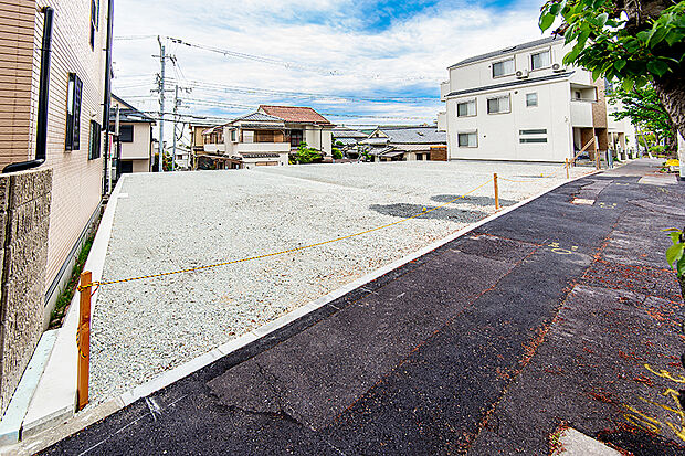 【【現地写真】】前面道路は、歩道も整備されたゆとりある幅員を確保。ストレスのない快適な入出庫が可能で快適なカーライフが実現◎
※掲載の写真は、現地写真にAIによるCG合成を施しています。