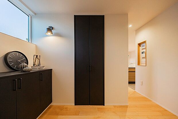 【-】玄関だけで3か所収納があり、正面の階段下収納には日用品・水ストックなどたっぷりと収納可能です。