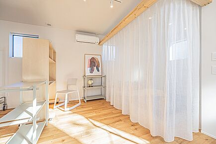 光と空気を通すレースカーテンで、必要な時だけ柔かに空間をセパレート。 