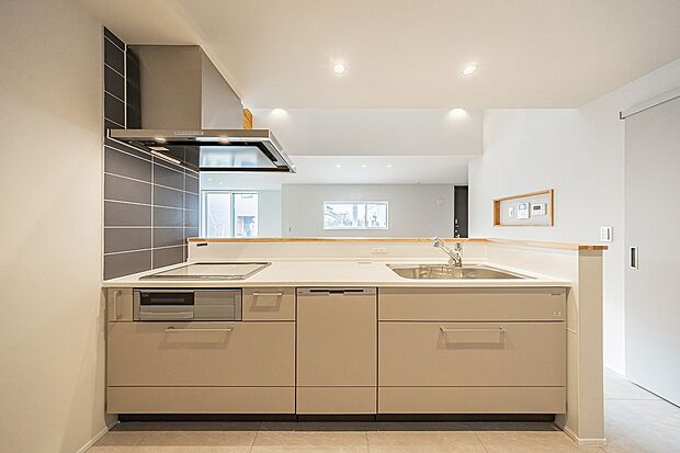 【3号棟】タカラスタンダード製キッチン。
傷がつきにくく、汚れが染み込まないホーローだから日々のお手入れは水拭きのみでOK。油が跳ねやすいレンジフードやコンロの掃除も楽々です。