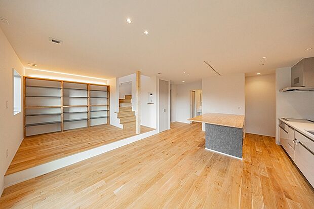 【-】リビングとは別に、小上がりフリースペースがあるdanwa。本の収納やお気に入りの小物を飾って暮らしを愉しめます。