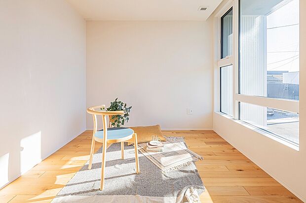 【-】2階フリースペース。日当たりの良い南側のため、セカンドリビングや在宅ワークのお部屋としてお使いいただけます。 将来間仕切りで4.5畳の個室にすることも可能です。