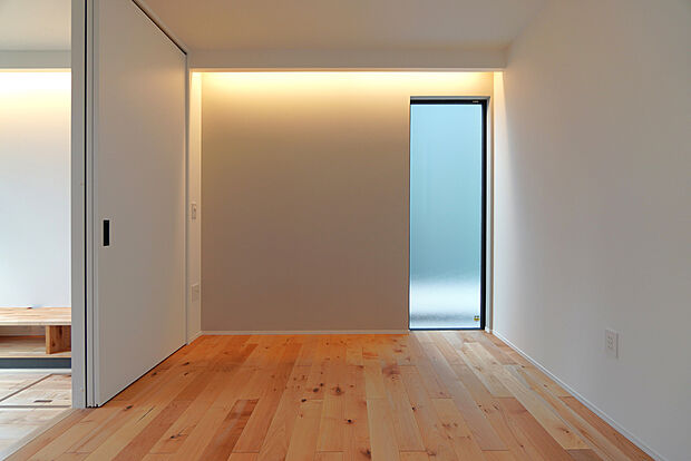 【25号棟】LDKに隣接した居室は、引き戸で個室に早変わり。お子様の遊び場や勉強スペース、リモートワークにも最適。将来は寝室としても使える柔軟な空間です。