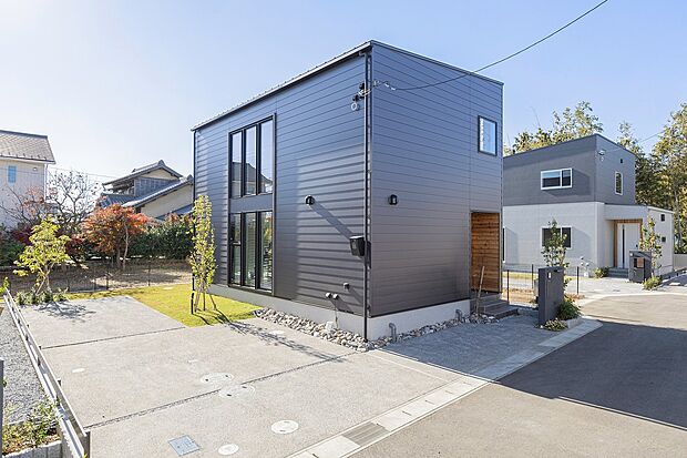 【6号棟　ZOOT】ゆとりある2台分の駐車スペース。
6連窓が目を惹くデザインです。
汚れにくく、耐久性が高いガルバリウム外壁に天然木がアクセントの外観デザイン。
