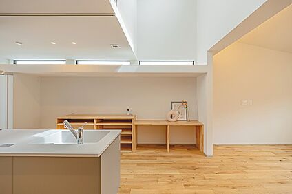 キッチン背面にカウンターを造作した施工事例
