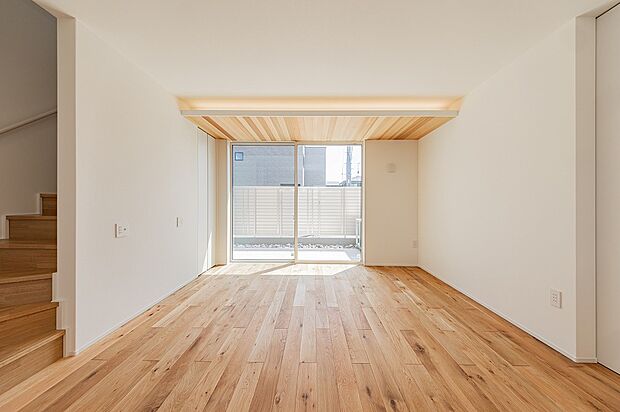 【２号棟】窓上の木の下がり天井に、間接照明のやわらかな光。カーテンレスでも生活が出来るLDKです。