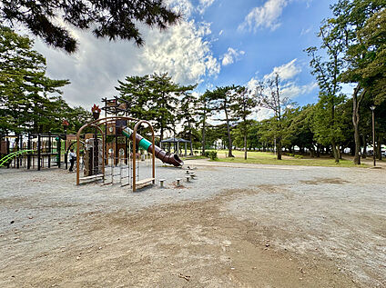 高根木戸近隣公園 750m(徒歩10分)