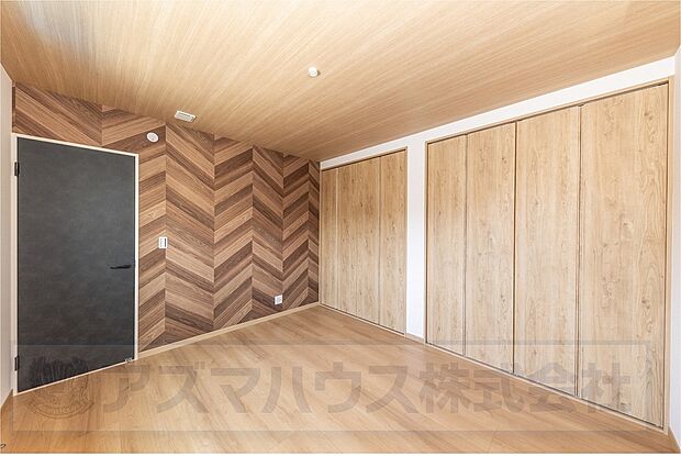 主寝室となる洋室7帖は、収納力たっぷりなWクローゼット仕様。