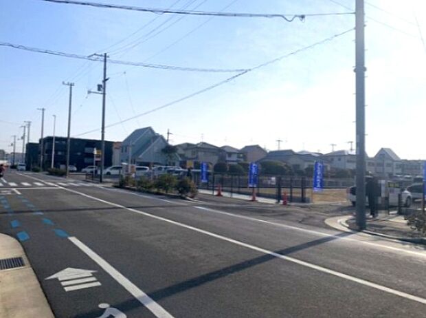 駅へ続く前面道路も広々としており、終の棲家にふさわしい住環境です。