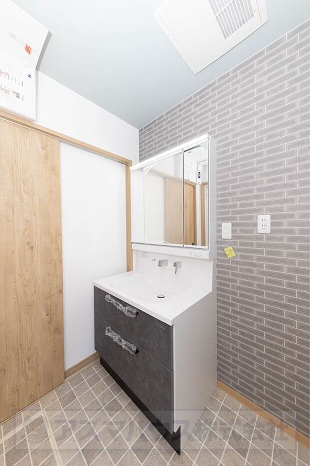 【【洗面台】】大きく見やすい三面鏡付きの洗面化粧台!鏡裏やボウル下にたっぷりの収納スペースがあり、生活感の出やすいアイテムも収納可能。