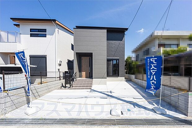 【【前面道路を含む現地写真】】東南側6.0m道路に面し、陽光溢れる心地よい暮らしが叶います。並列2台駐車OK(車種による)!前面道路は広々しているため車の出し入れも楽々です。