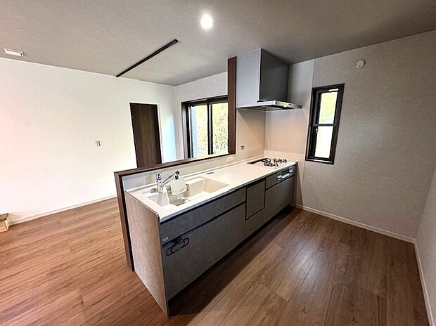 【【11号地・キッチン】】収納力豊富なスライド式収納と食洗機付きのシステムキッチン。