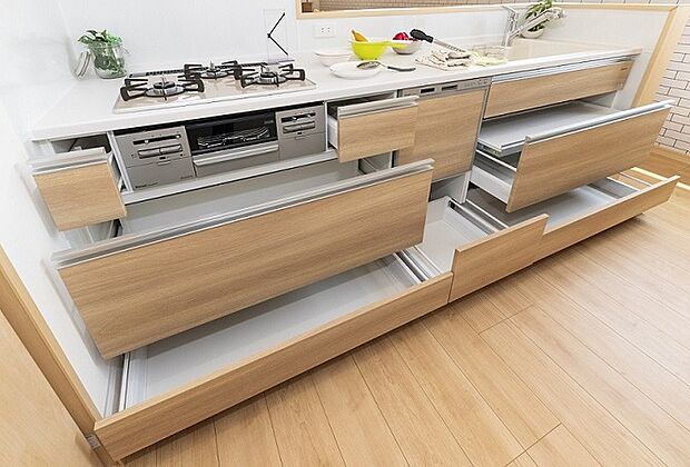 【【キッチン】】収納力豊富なスライド式収納と食洗機付きのシステムキッチン。（同仕様の設備）