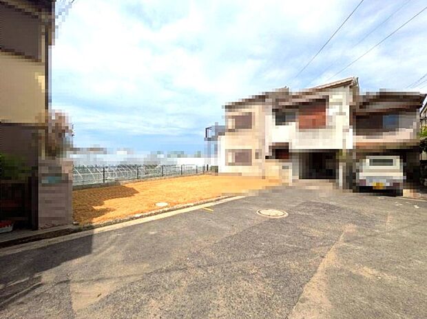 【前面道路含む現地写真】前面道路6.7mと広々!車庫入れもスムーズにできそうです!