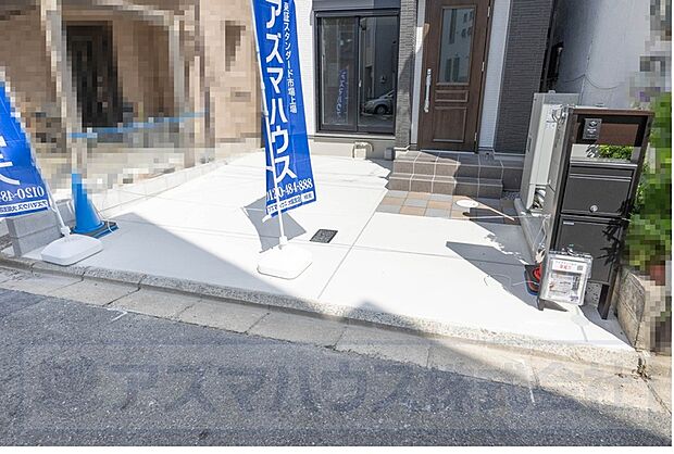 【外構】カースペース1台分(車種による)!宅配ボックス付きの門柱です。