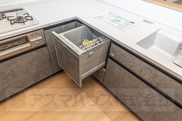 【【食洗機】】手に優しく節水もできる食洗機を搭載♪ビルトインで調理スペースが広がり動線もスッキリ！家事の時短にもつながります。