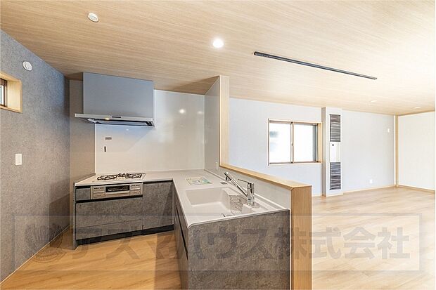 【【キッチン】】ご家族とコミュニケーションがとりやすい対面式キッチン！大きなお鍋やフライパンも出し入れラクラクな、スライド式の収納です。