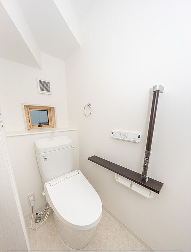 【【トイレ】】冬の寒い時期でも快適な温水洗浄便座付のトイレ！汚れた時にはサッと拭けて衛生的です。※カラーはお選びいただけます。（プラン例に採用される設備）