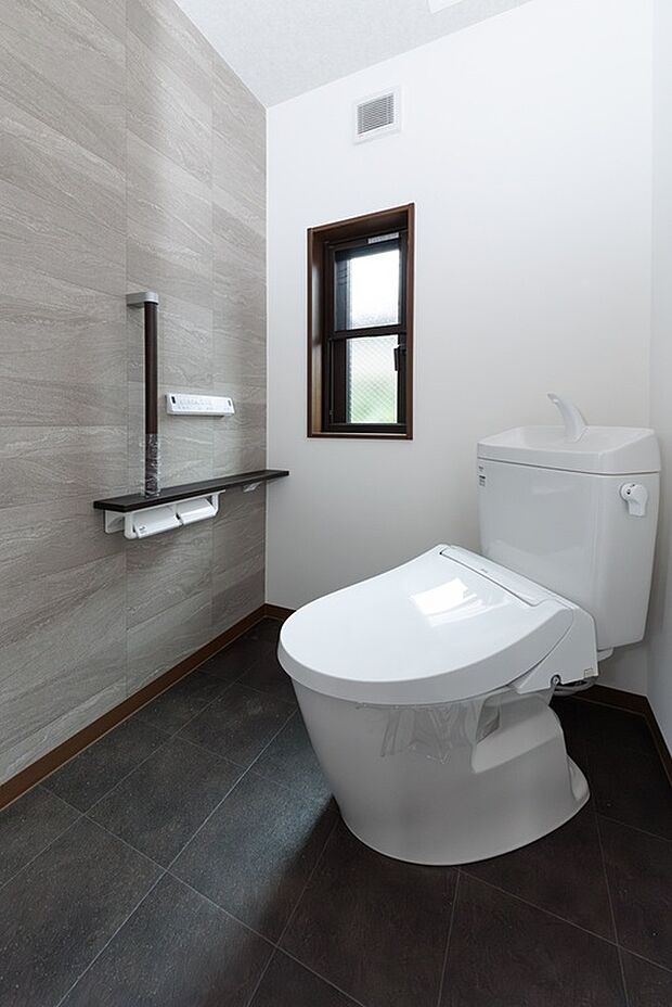 【【トイレ】】寒い冬でも快適にご使用いただける温水洗浄便座付トイレ！各階にトイレがあるので、朝の慌ただしい時間も安心です。