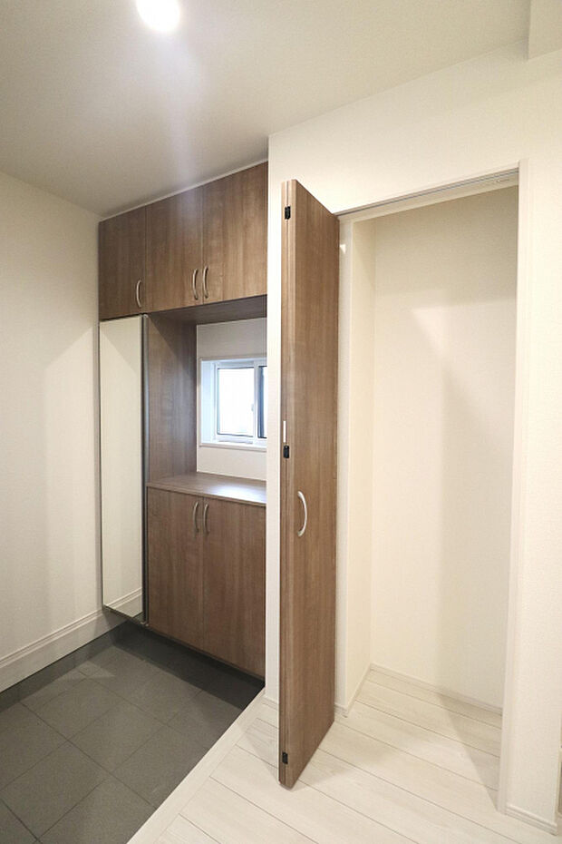玄関　玄関収納＋収納を完備！ごちゃつきがちな玄関もすっきり収納してくれます♪