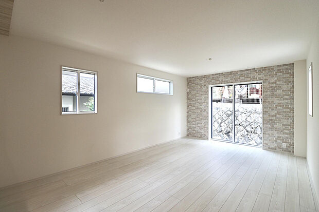 【【リビングダイニング（17.0帖）】】レンガ調のアクセントクロスが映える、温かみのあるリビングです。