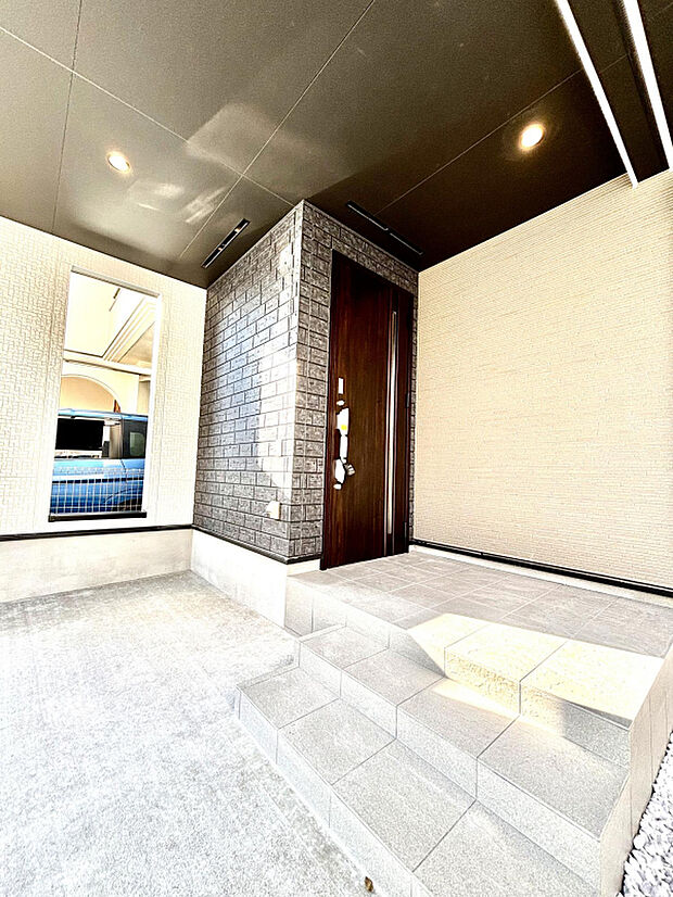 【【玄関ドアカードキー】】玄関ドアのカギの施錠をカードタッチでできるリクシルの「ファミロック」を採用！無駄を省いたスマートな暮らしを実現します♪