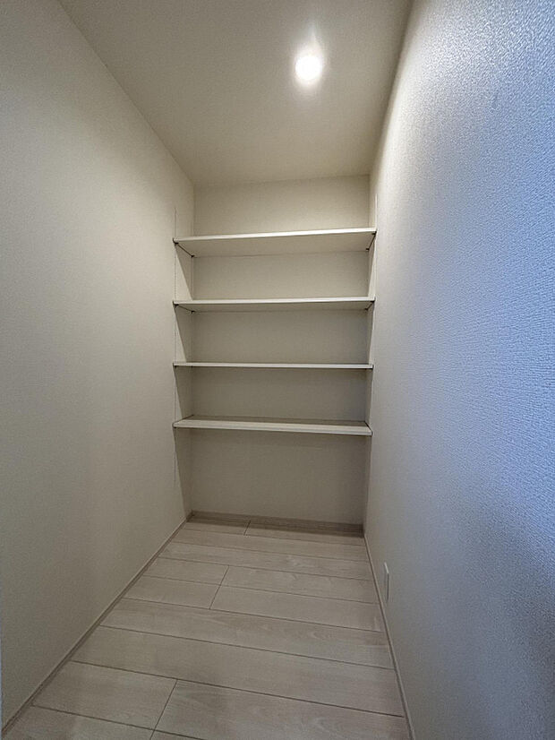 【【3号棟　パントリー】】キッチン横の巨大パントリーは、食材のストックや調理器具の収納に便利！