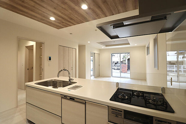 【【キッチン】】リビング全体を見渡せるキッチンはフラットなカウンターが特徴のペニンシュラキッチンです！