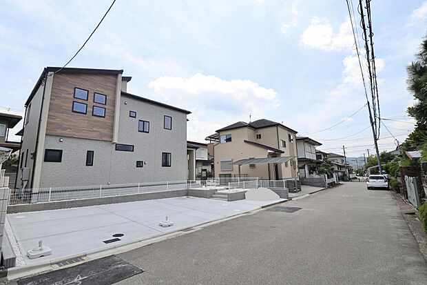 【【前面道路含む現地写真】】ゆとりある街並みと美しい外観が調和した、住環境です。
