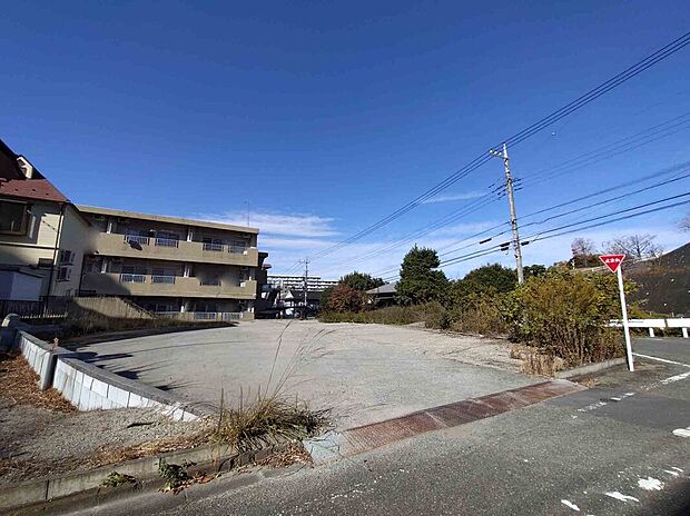 閑静な住宅地で、小・中学校や買物施設も近く、子育て世帯の方には恵まれた立地です。永住に相応しい豊かで穏やかな暮らしが、ここからはじまります。