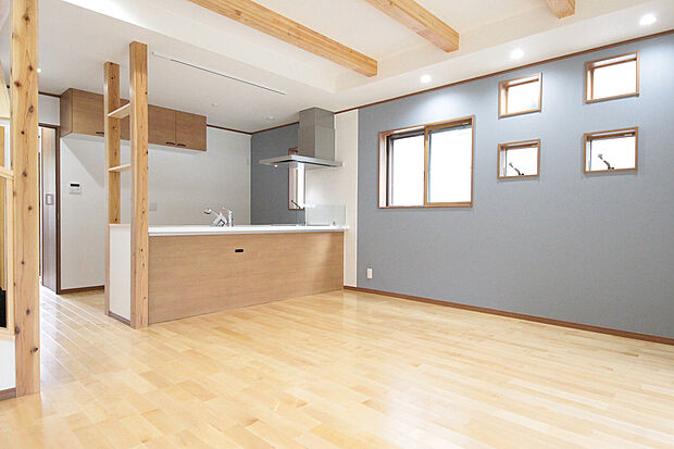 【施工例】一日の中で多くの時間を過すことになるリビングダイニングだからこそ、いつも穏やかな空間であることが必然。爽やかな通風と採光を存分に感じる事が出来る空間です。