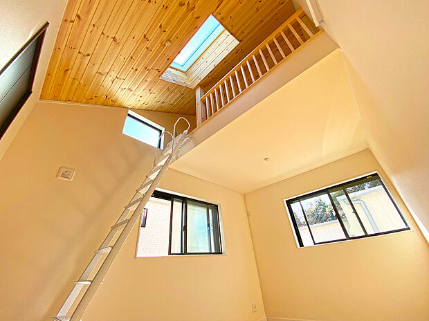 【施工例】ロフトを施工すると、収納スペースを増やせます。寝室、書斎、ワークスペース、趣味の部屋など、様々な用途に利用できます。