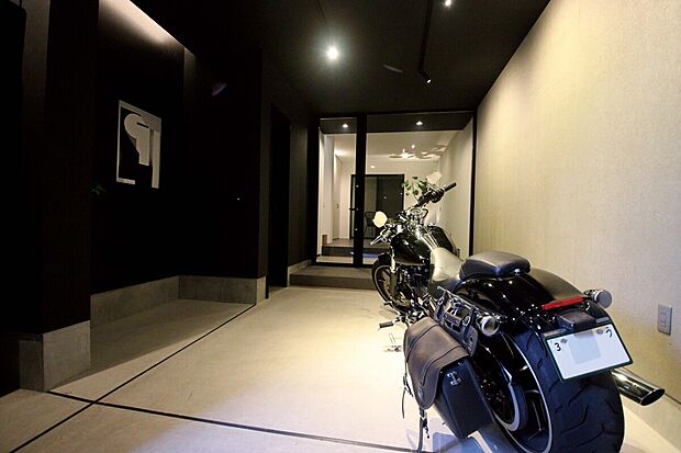 ビルトインガレージ。愛車を格納できるビルトインガレージ、雨風や日射から愛車をまもり盗難にも安心です。照明やアクセントすべてに設計されたギャラリーのような空間。