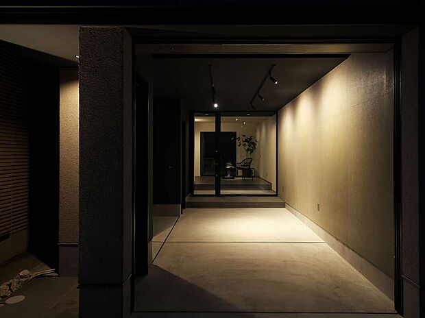 愛車を格納できるビルトインガレージ、雨風や日射から愛車をまもり盗難にも安心です。照明やアクセントすべてに設計されたギャラリーのような空間。
