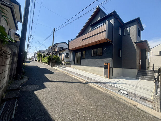前面道路含む外観写真　