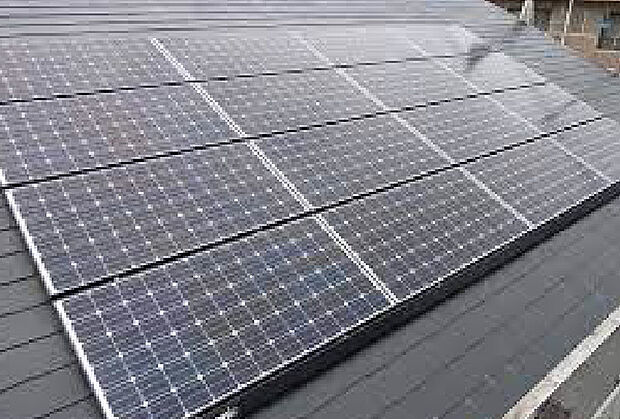 【太陽光発電】各棟に太陽光発電システムを搭載していますので、家庭のエネルギーコストを削減できます。余剰電力買取型です。
●蓄電池は搭載しておりません。
●太陽光発電の稼働には諸手続きが必要です。また、お引渡し後すぐに稼働するものではありません。詳しくは係員にお尋ねください。