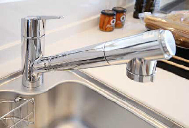 【浄水機能付水栓 (キッチン)】ワンタッチで水流調整が可能です。浄水器一体型なのでキレイな水をいつでも利用できます。
●カートリッジは定期的な交換が必要です。(有償となります。)