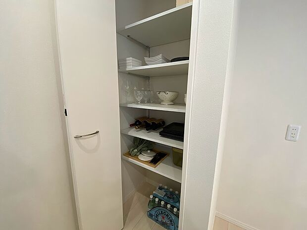 【キッチン　バック収納】キッチンの裏には扉付きの収納を設置。