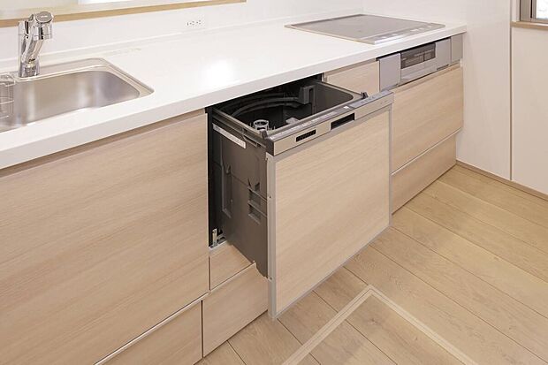 【キッチン(食器洗い乾燥機付き)】浄水器付きの水栓と食器洗い乾燥機付き。
オール電化住宅なのでコンロはIHヒーター2口とラジエントヒーター1口。魚焼きグリルも付いています。